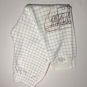 Nike Standard Fit/Tapered Sweatpants